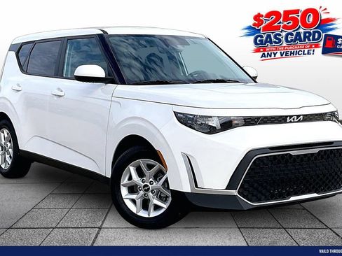 Used 2024 Kia Soul LX w/ Option Group 015 FWD image 2