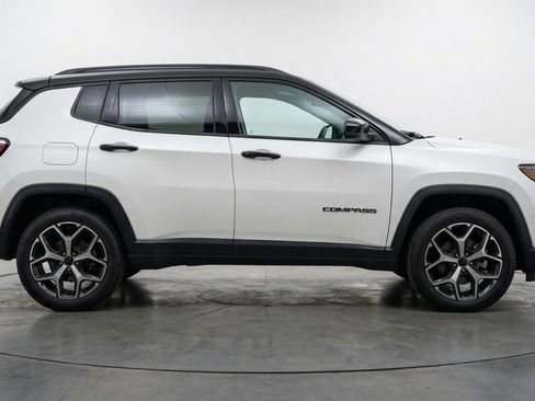 Used 2025 Jeep Compass Limited image 11