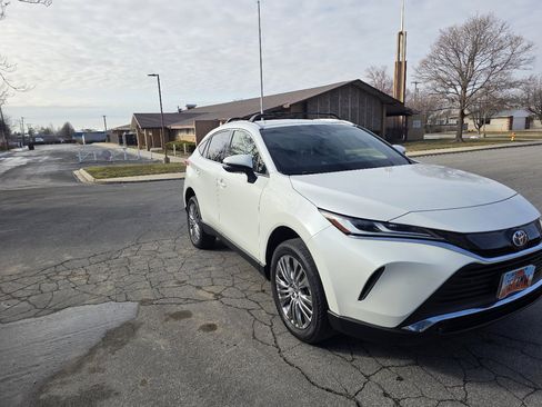 Used 2022 Toyota Venza XLE image 2