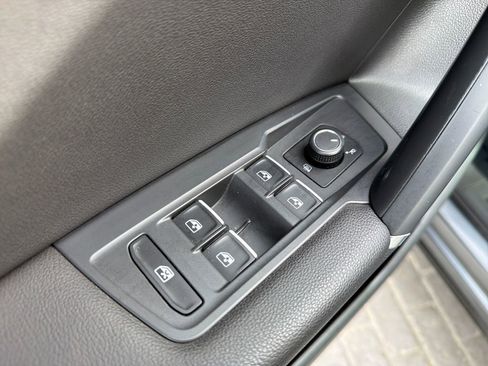 Used 2018 Volkswagen Tiguan SE w/ Panoramic Sunroof Package AWD/4WD image 11