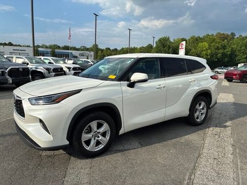 Used 2021 Toyota Highlander L FWD image 4