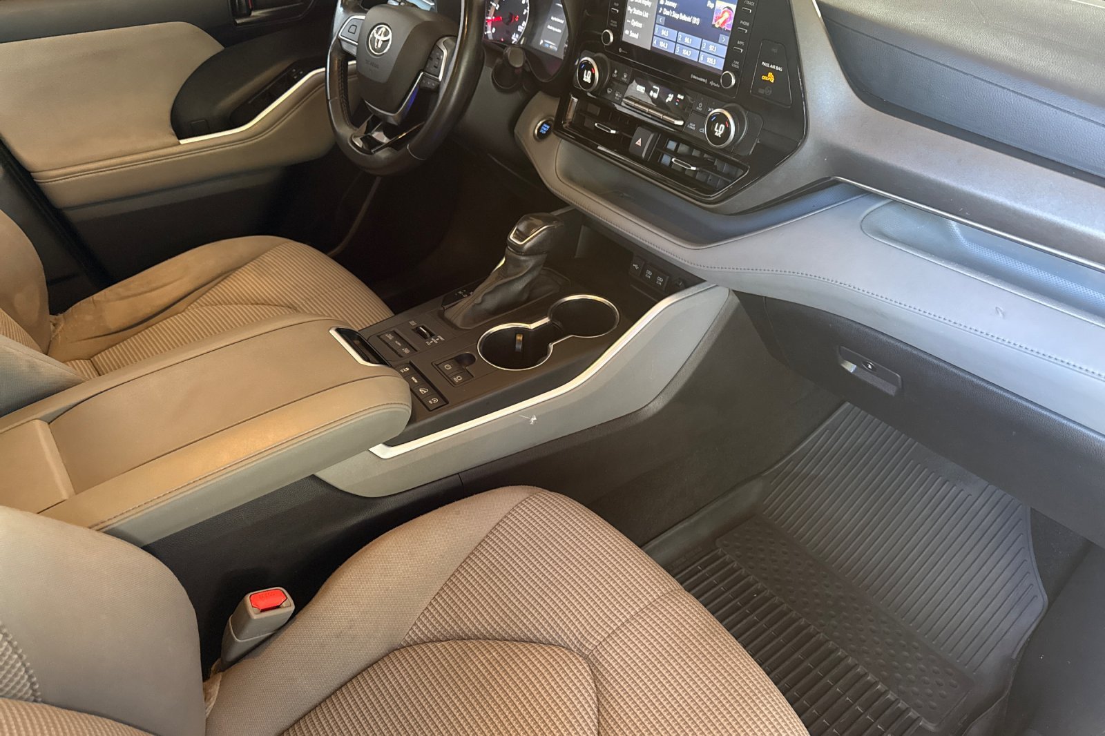 Used 2021 Toyota Highlander LE AWD/4WD image 16