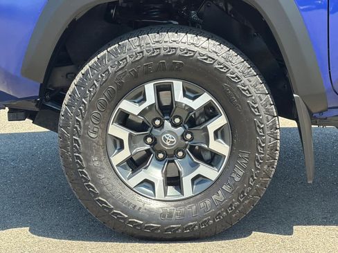 Used 2023 Toyota Tacoma TRD Off-Road w/ Black Out Package (TMS) AWD/4WD image 29
