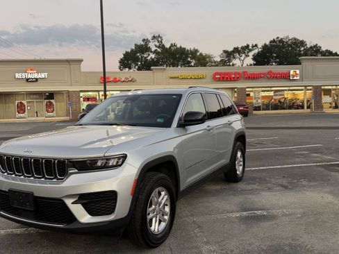 Used 2023 Jeep Grand Cherokee Laredo AWD/4WD image 4