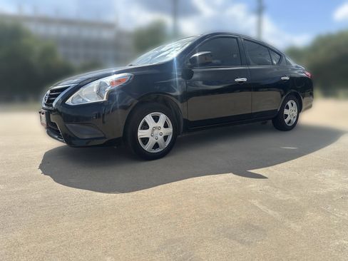 Used 2019 Nissan Versa SV FWD image 5