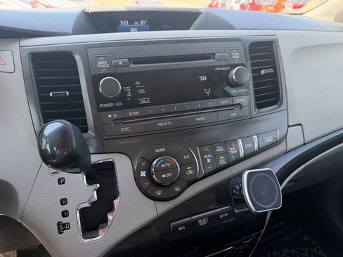 Used 2014 Toyota Sienna SE FWD image 24