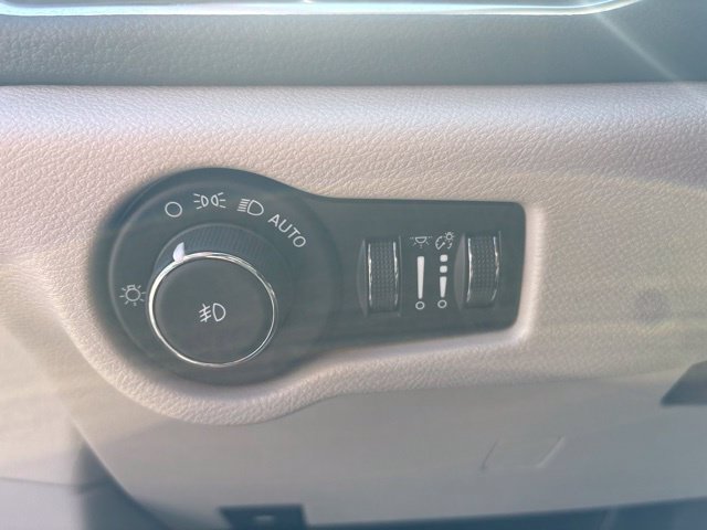 Used 2022 Chrysler Pacifica Limited FWD image 31