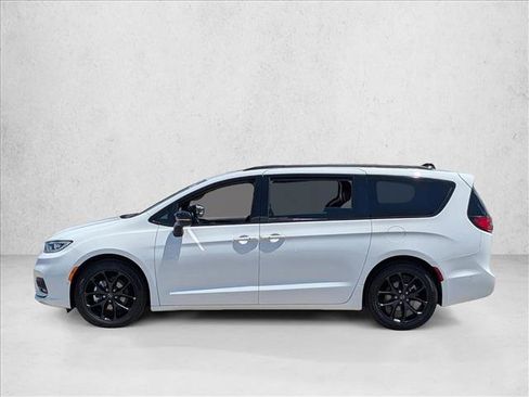 Used 2025 Chrysler Pacifica Limited FWD image 9