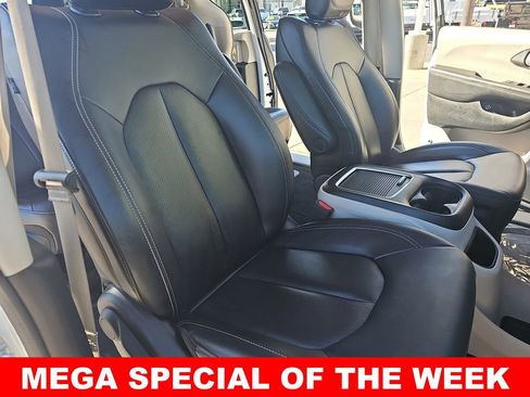 Used 2024 Chrysler Pacifica Select image 10