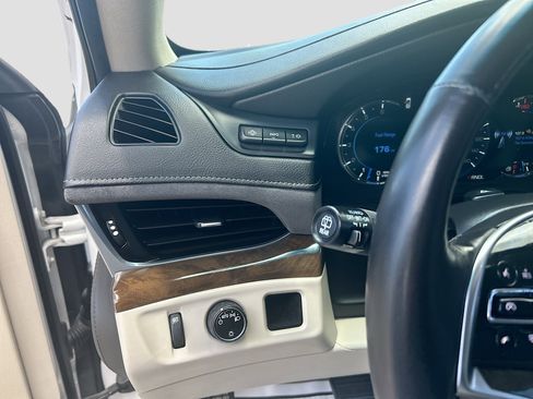 Used 2019 Cadillac Escalade Luxury RWD image 10