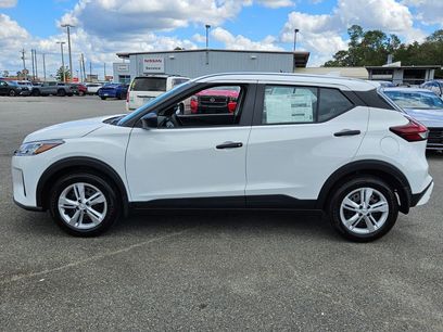 New 2025 Nissan Kicks Play S