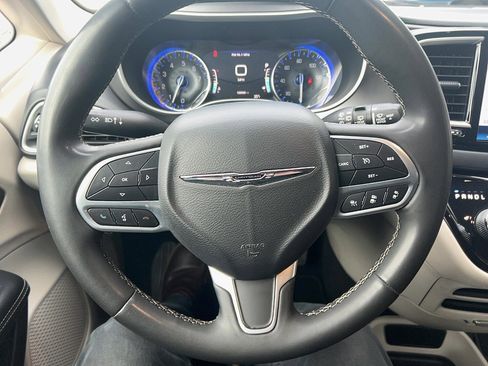 Used 2022 Chrysler Pacifica Touring-L image 24
