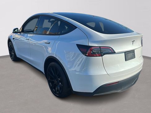 Used 2022 Tesla Model Y Long Range image 3