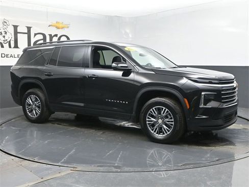 Used 2025 Chevrolet Traverse LT image 6