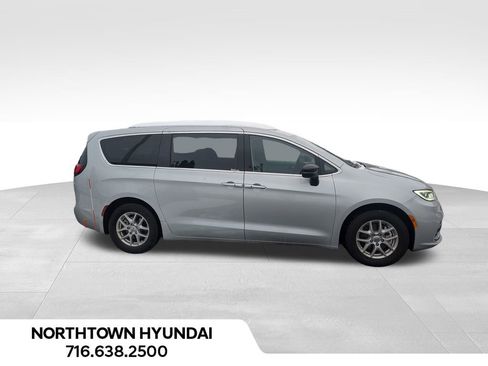 Used 2024 Chrysler Pacifica Touring-L image 2