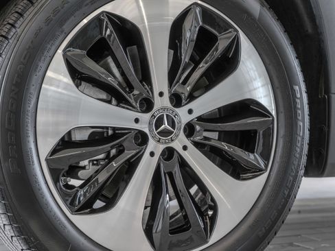 Certified 2025 Mercedes-Benz GLB 250 4MATIC image 33