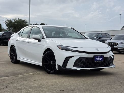 Used 2025 Toyota Camry SE FWD image 2