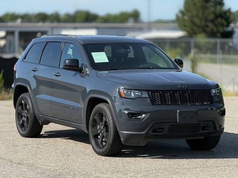 Used 2018 Jeep Grand Cherokee Laredo AWD/4WD image 1
