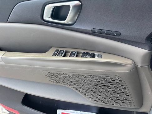 Used 2025 Kia Carnival EX FWD image 13
