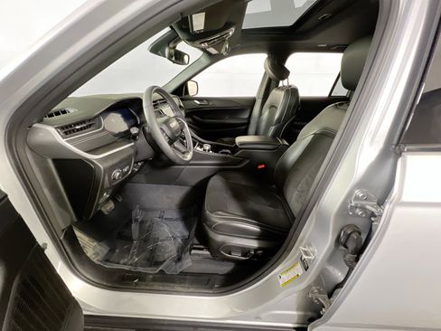 Used 2023 Jeep Grand Cherokee Altitude AWD/4WD image 20