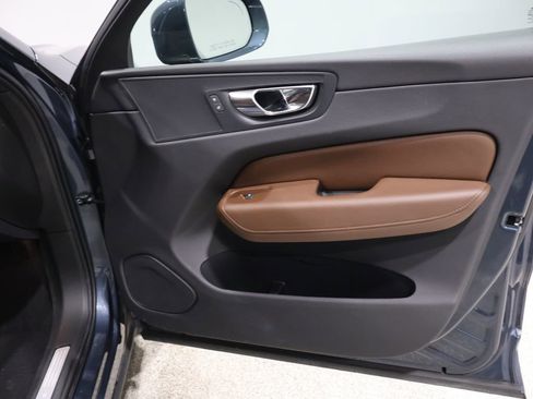 Used 2018 Volvo XC60 T5 Momentum w/ Convenience Package image 24