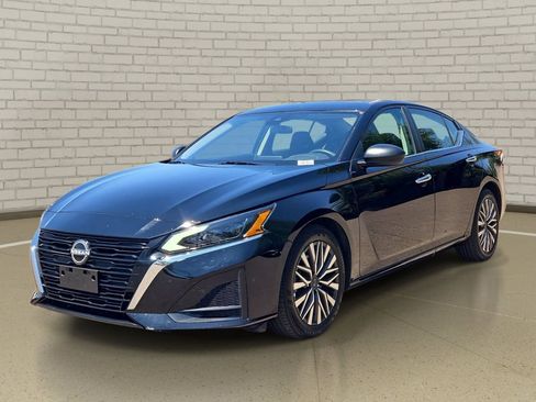 Certified 2025 Nissan Altima 2.5 SV FWD image 1
