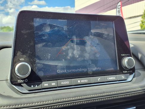 Used 2025 Nissan Rogue SV AWD/4WD image 3