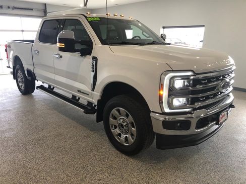 Used 2025 Ford F250 Lariat w/ Chrome Package image 2