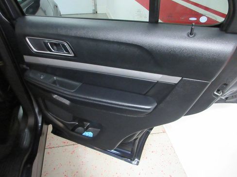 Used 2017 Ford Explorer XLT w/ Equipment Group 202A AWD/4WD image 31