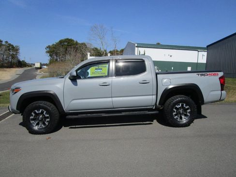 Used 2019 Toyota Tacoma TRD Off-Road image 2