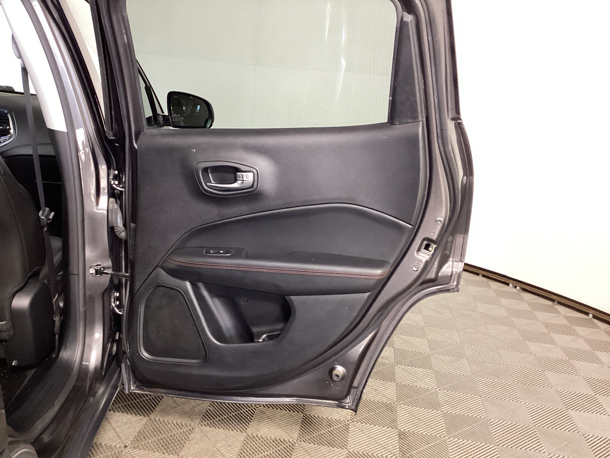 Used 2018 Jeep Compass Trailhawk w/ Leather Interior Group AWD/4WD image 10
