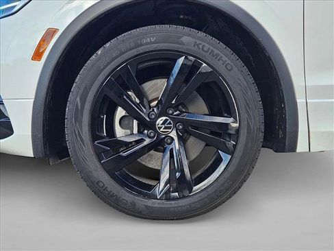 Used 2023 Volkswagen Tiguan SE R-Line image 26