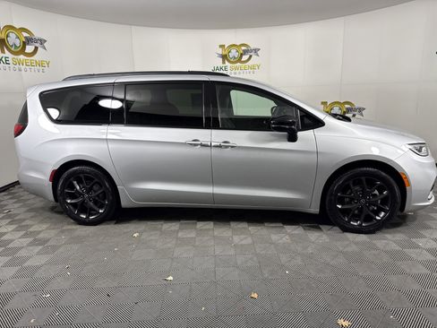 New 2026 Chrysler Pacifica Select w/ S Appearance Package image 8