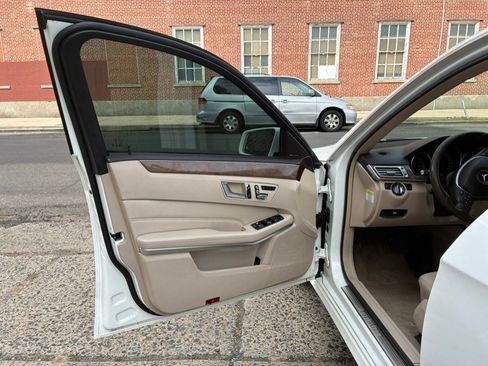 Used 2014 Mercedes-Benz E 350 4MATIC Sedan image 16