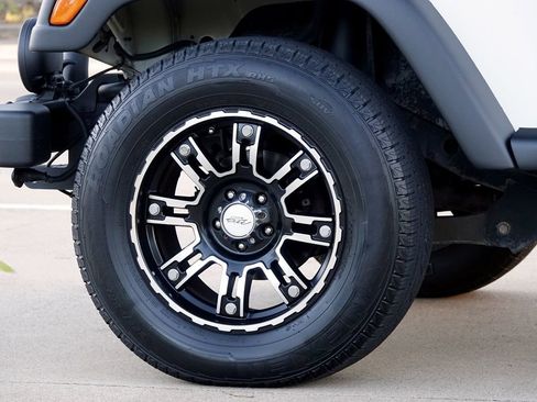 Used 2006 Jeep Wrangler Unlimited w/ Premium Audio Group image 24