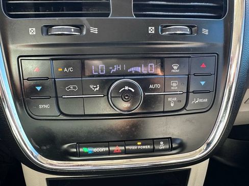 Used 2014 Chrysler Town & Country Touring FWD image 23