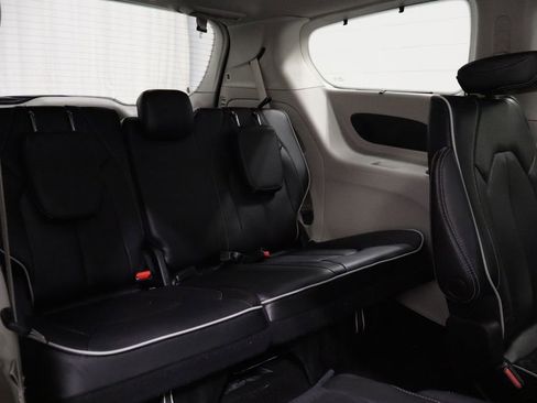 Used 2023 Chrysler Pacifica Limited image 17