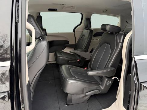 Used 2024 Chrysler Pacifica Touring-L FWD image 5