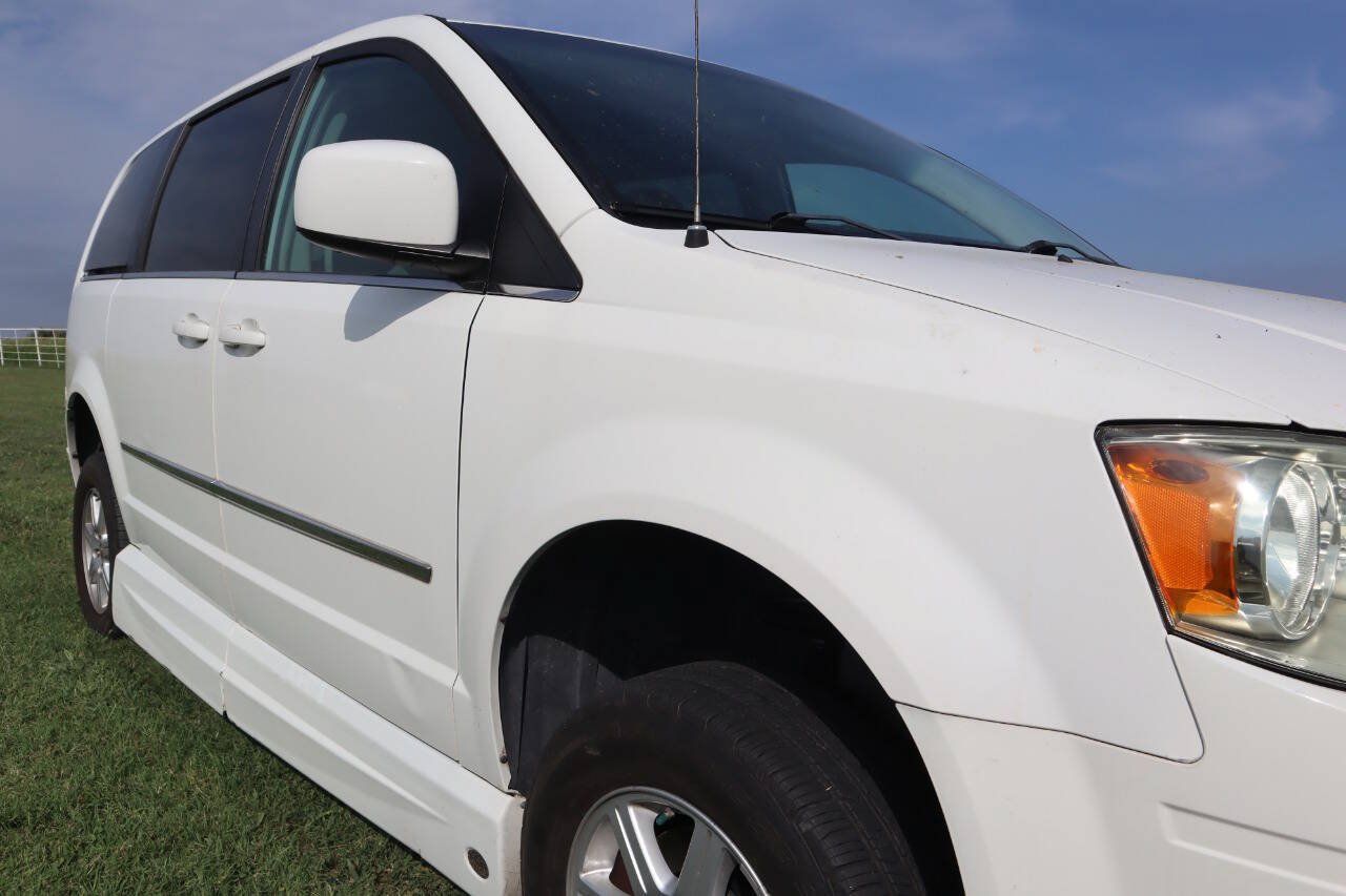 Used 2010 Chrysler Town & Country Touring FWD image 18