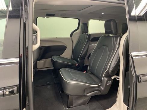 Used 2024 Chrysler Pacifica Limited image 24