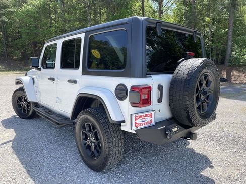 Used 2019 Jeep Wrangler Unlimited Sahara AWD/4WD image 24
