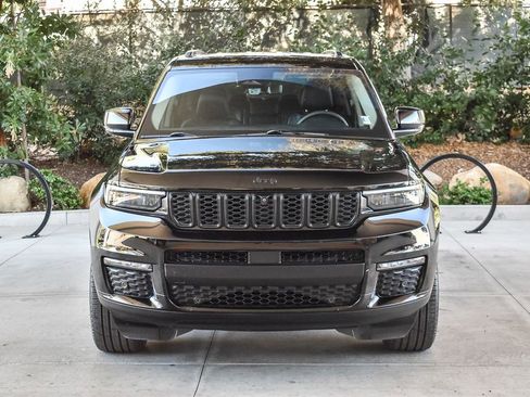 Used 2023 Jeep Grand Cherokee L Limited w/ Luxury Tech Group II image 2