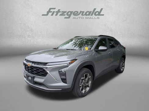 Used 2025 Chevrolet Trax LT w/ LT Convenience Package FWD image 3
