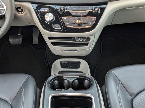 Used 2024 Chrysler Pacifica Touring-L image 19