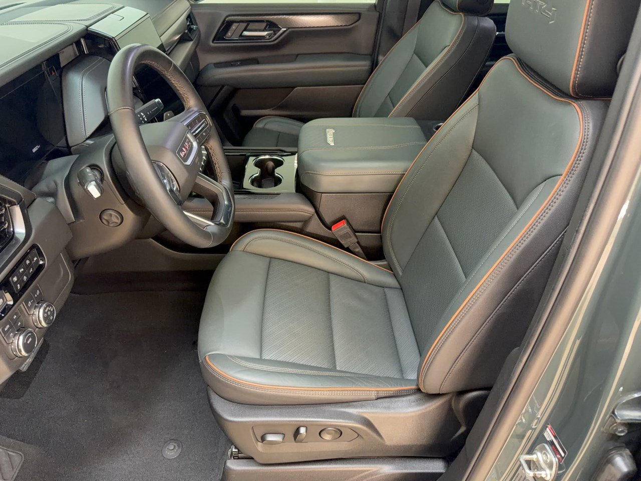 Used 2025 GMC Yukon AT4 w/ AT4 Premium Package AWD/4WD image 5