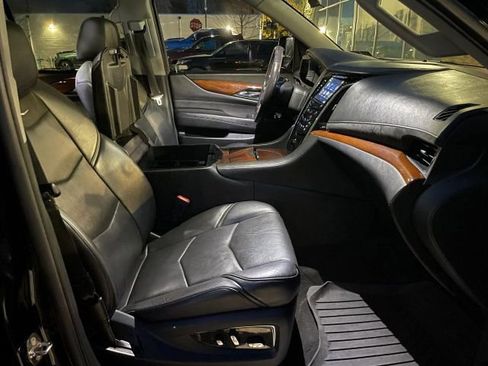Used 2018 Cadillac Escalade Luxury image 29