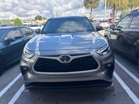 Used 2025 Toyota Highlander XLE image 2