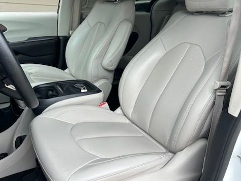 Used 2021 Chrysler Voyager Lxi image 14