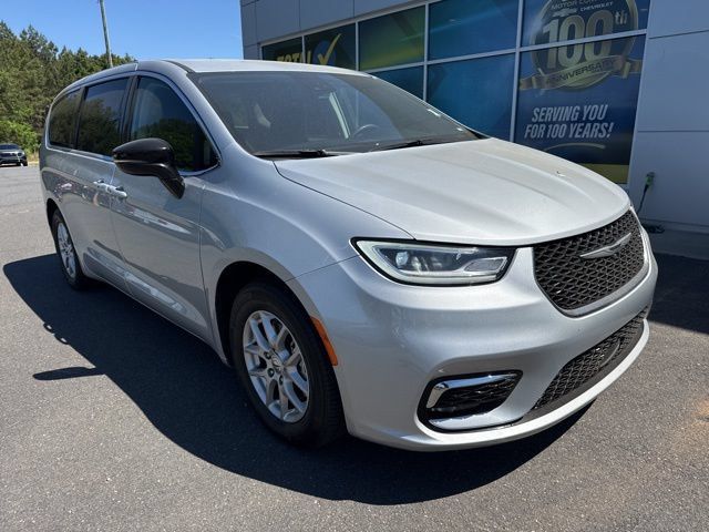 Used 2024 Chrysler Pacifica Touring-L FWD image 1