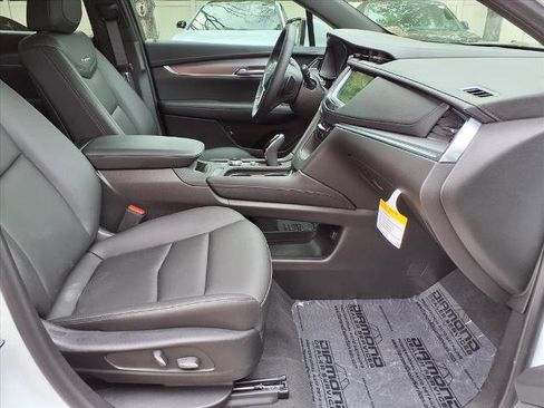 New 2026 Cadillac XT5 Luxury image 9